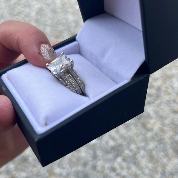 Jeulia Ring - Picture 2 of 3